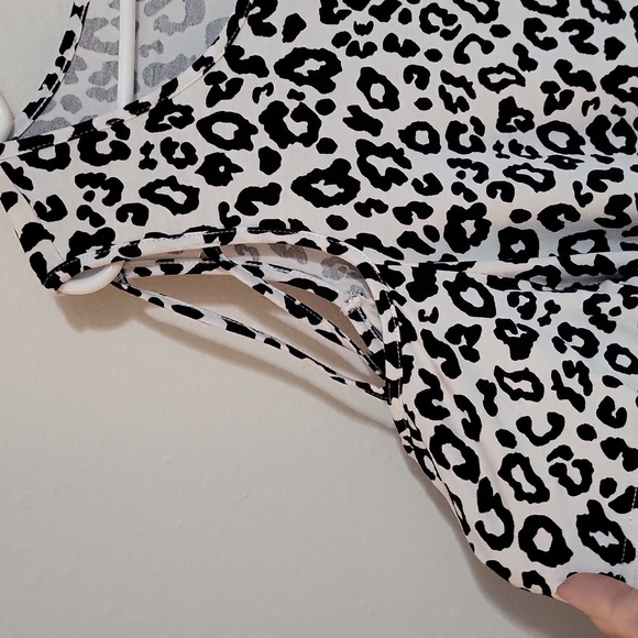 Cold Shoulder Leopard Print Top - Picture 2 of 8